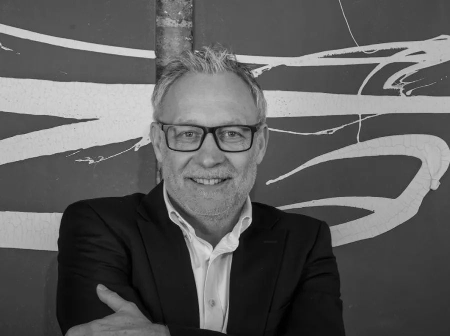 Thorsten Scheele vor einem seiner Gemälde